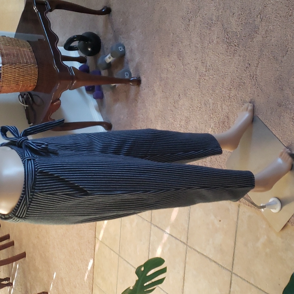 Forever 21 s microstripe stretchy comfy cropped slacks slip on - Picture 4 of 8